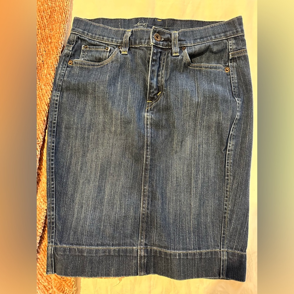 Levi’s denim pencil skirt. Size 2.